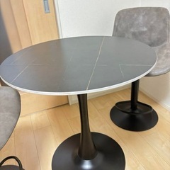 円形ダイニングテーブルと椅子セットの画像