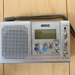 デジタルポケットラジオ FM, AM, TV, 時計, イヤホン付きの画像