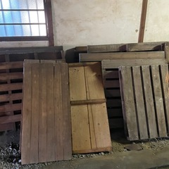 無料　木製パレット　大量の画像