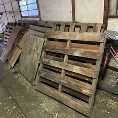無料　木製パレット　大量の画像