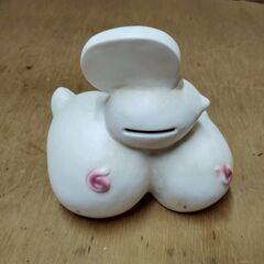 かわいい豚の貯金箱　お誕生日おめでとうとかいてあります。昭和　レトロ　ビンテージの画像
