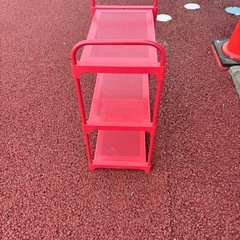 赤色スチールシェルフの画像