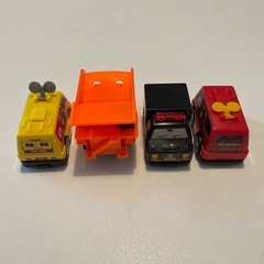 おもちゃ（車、恐竜など）の画像