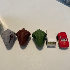 おもちゃ（車、恐竜など）の画像