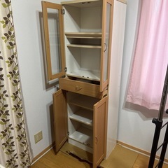 木目ガラスキャビネット収納の画像