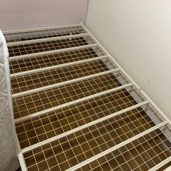 マットレスとベッドの画像