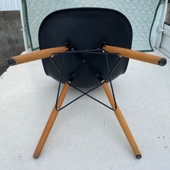 黒のシェルチェアの画像
