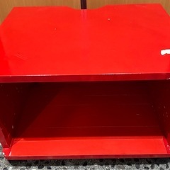 赤いテレビ台の画像