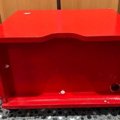 赤いテレビ台の画像