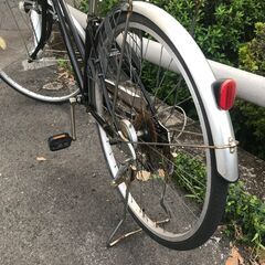 リサイクルショップどりーむ鹿大前店　No.390　自転車　ママチャリ　ブラック　27インチ　ＬＥＤオ－トライト付き　ギヤ変速出来ません。　の画像