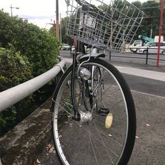 リサイクルショップどりーむ鹿大前店　No.390　自転車　ママチャリ　ブラック　27インチ　ＬＥＤオ－トライト付き　ギヤ変速出来ません。　の画像