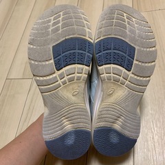 23.5cm アシックス　スニーカーの画像