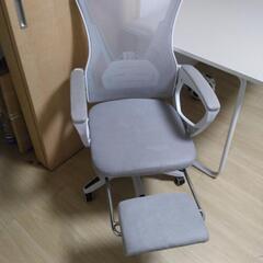 デスクとチェアの画像