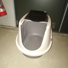 Amazonベーシック 猫用トイレ フード付き 61×46×43cm 

の画像