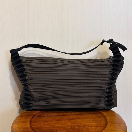 イッセイミヤケ プリーツ ショルダーバッグ