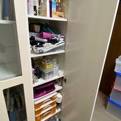 右側のミラー付きのシェルフですの画像