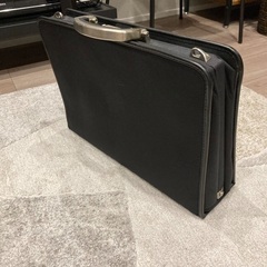 がま口で入れやすいブランドビジネスバッグの画像
