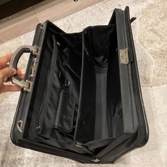 がま口で入れやすいブランドビジネスバッグの画像
