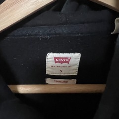 LEVI’S 黒パーカーSサイズの画像