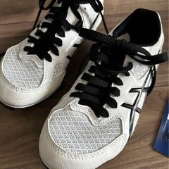 asics スパイクの画像