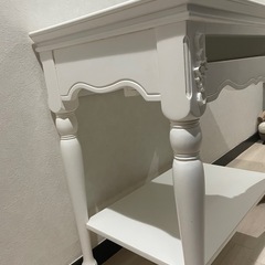 アンティーク調な白机
の画像