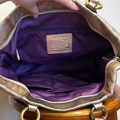 COACH2wayバッグ ロゴ 取手ゴールド中紫の画像