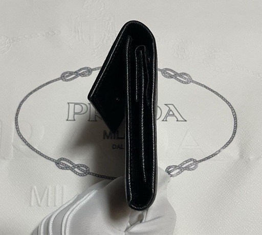 新品同様！！プラダ　PRADA 財布　三つ折り　折り財布　サフィアーノ　三角ロゴ