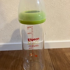 哺乳瓶3本、消毒ケース、他おまけの画像