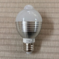 2個セット 人感センサー  LED電球 E26口金 中古 アイリスオーヤマの画像