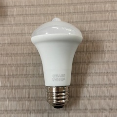 2個セット 人感センサー  LED電球 E26口金 中古 アイリスオーヤマの画像