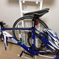 GIOSの青と白のロードバイク　自転車ラックの画像