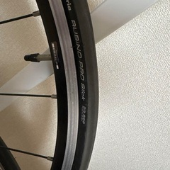 GIOSの青と白のロードバイク　自転車ラックの画像
