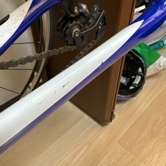GIOSの青と白のロードバイク　自転車ラックの画像