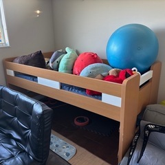机とベッドの画像