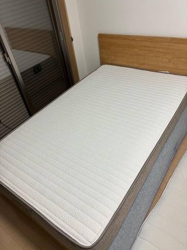 ベットと冷蔵庫