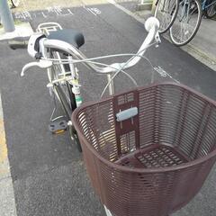 中古自転車３７３８　元電動　ブリヂストン　２６インチ　３段ギヤ　ダイナモライト　アルミフレーム　キッキーと音がならない後輪ローラーブレーキ錆びにくい部品：ハンドル・リム・スポーク・ドロヨケ・前ブレーキ・クランク・フレーム＊元電動自転車をバッテリー・スイッチ類を外して出品しました。普通に走行できます！通常より少しお安くしています。の画像