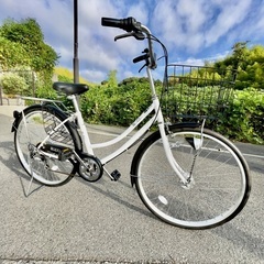 SOCIO ホワイト シティサイクル 26インチ オートライト前面バスケット付き SOCIO ホワイト シティサイクル 26インチ オートライト前面バスケット付き
