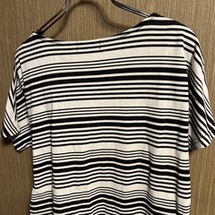 グレーと黒のカットソーM 美品の画像