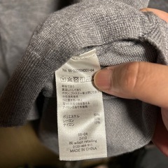 Mサイズですがかなりゆったりしてます　グレーセーターの画像