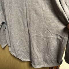 Mサイズですがかなりゆったりしてます　グレーセーターの画像