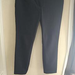 《42》H&M・紺色パンツの画像