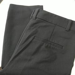 《42》H&M・紺色パンツの画像