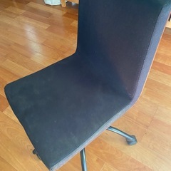 黒の布のキャスター付き椅子、チェアー木目調の画像