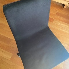 黒の布のキャスター付き椅子、チェアー木目調の画像