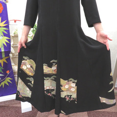黒留袖 黒留袖ワンピース 松に花々文様 正絹 箔入り Mサイズ 礼装 フォーマル 留袖ドレス 仕立て上がり 着物リメイク【中古】 【キモノオフ野々市若松店】の画像