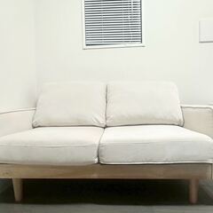 2人掛けコンパクトソファ／ナチュラルデザイン／1年使用／大きな汚れなし【値下げ応相談】の画像