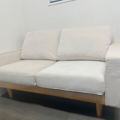 2人掛けコンパクトソファ／ナチュラルデザイン／1年使用／大きな汚れなし【値下げ応相談】の画像