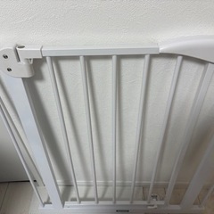【未使用】ベビーゲート　カトージ　セーフティオートゲート　高さ78cm 白 ベビーフェンス 柵 ペットゲージ、の画像
