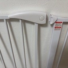 【未使用】ベビーゲート　カトージ　セーフティオートゲート　高さ78cm 白 ベビーフェンス 柵 ペットゲージ、の画像