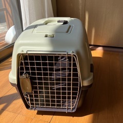 猫用キャリーバッグとグッズの画像